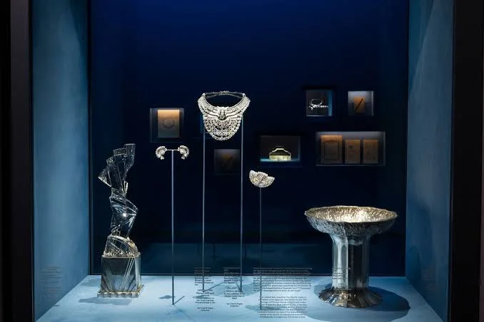 Виставка «GLANZSTÜCKE. Van Cleef & Arpels High Jewelry × Meisterwerke aus der MAK-Sammlung»
